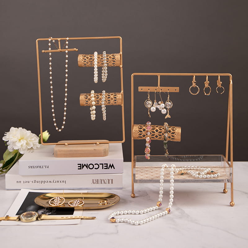 Suport metalic pentru bijuterii