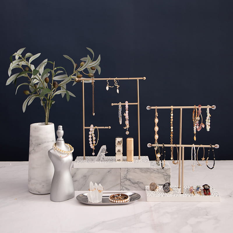 Suport de depozitare bijuterii cu bază