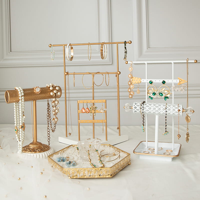 Suport de prezentare pentru bratari cu tava de depozitare