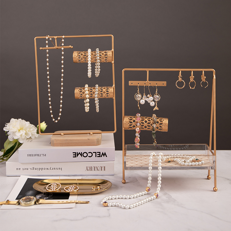 Suport metalic pentru bijuterii