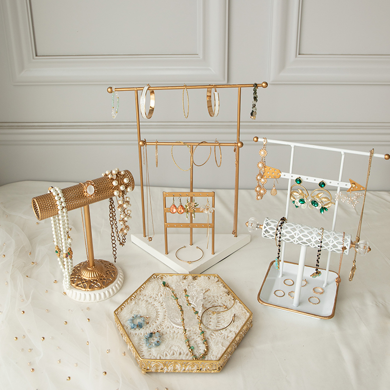 Suport de prezentare pentru bratari cu tava de depozitare